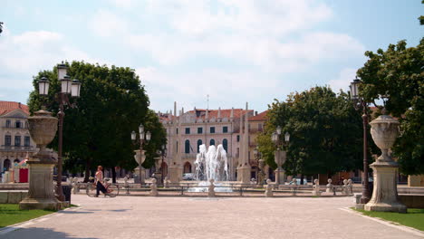 Hermosa-Fuente-En-El-Parque-Prato-Della-Valle-En-Padua,-Italia-En-Un-Día-Soleado