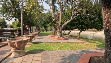 una rotación escénica alrededor de un entorno de parque tranquilo