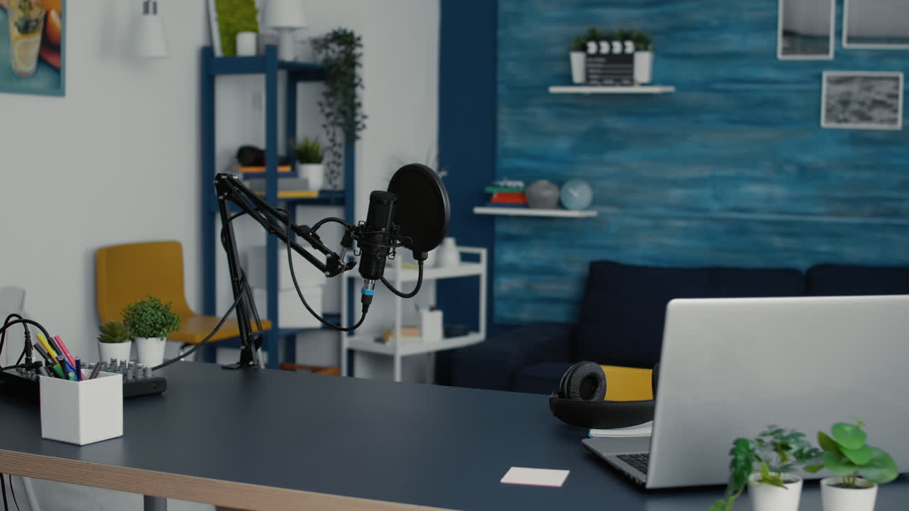Scrivania vuota in un soggiorno studio con laptop moderno e microfono professionale per podcast