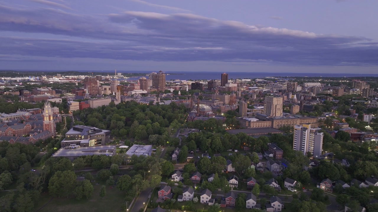 Vista aérea de la Universidad de Yale de noche