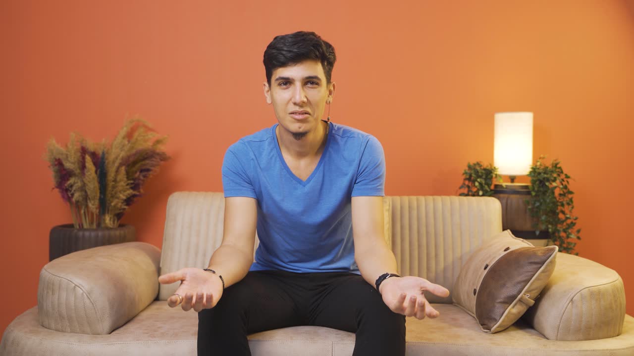 놀라서 카메라를 쳐다보는 남자