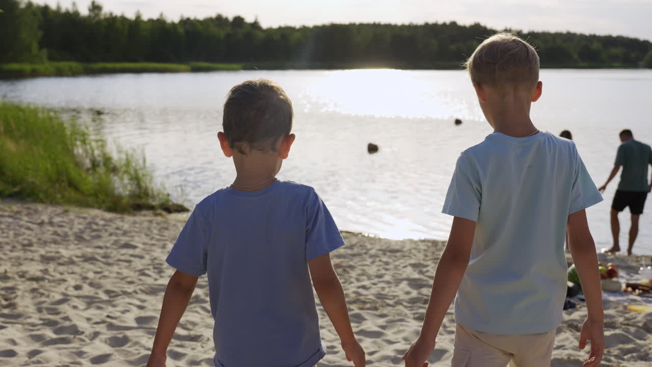 мальчики играют на пляже