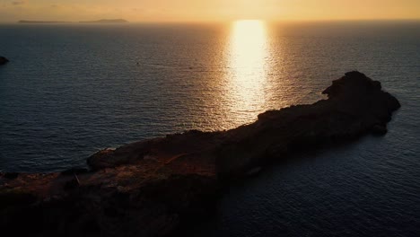 Spiegelung-Des-Sonnenuntergangs-Auf-Der-Meeresoberfläche,-Idyllische-Und-Friedliche-Atmosphäre-Während-Der-Abenddämmerung,-Aufgenommen-Auf-Ibiza,-Spanien