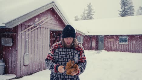 Retrato-De-Un-Hombre-Caucásico-Barbudo-Con-Guantes-En-Un-Día-De-Invierno-Nevado