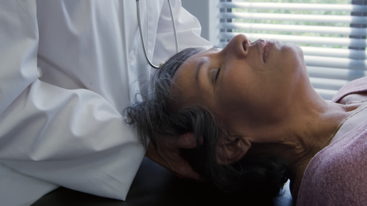 fisioterapeuta en el trabajo en un hospital