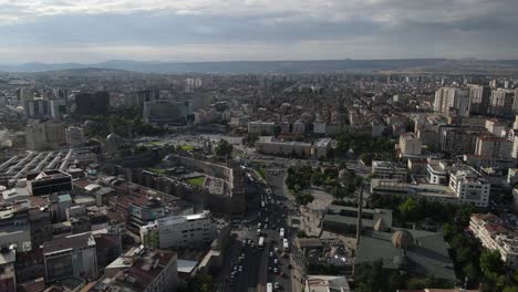 imagen de drones del tráfico del centro de la ciudad