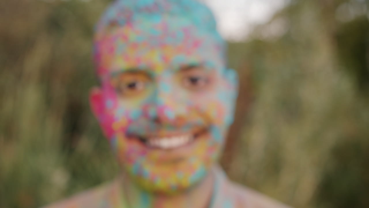 Uomo con la faccia dipinta di colori