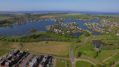 de nieuw gebouwde woonbuurt nabij gose meer, in nederland