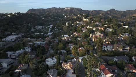 Luftbild-Drohne-überfliegt-Berühmtes-Viertel-Hollywood-Hills,-Los-Angeles,-Kalifornien