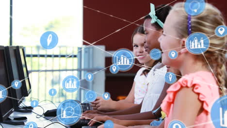 animación de una red de iconos digitales sobre niñas diversas riendo mientras usan la computadora en la escuela