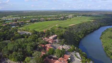 Luftüberführung-Casa-De-Campo-Dorf-Mit-Golfresort-Am-Chavon-Fluss-Auf-Der-Insel-Der-Dominikanischen-Republik-Im-Sommer