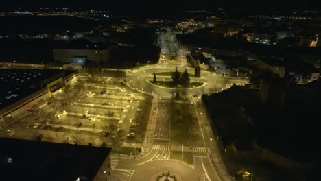 Beleuchtete-Kreisverkehre-In-Der-Nähe-Des-Parkplatzes-In-Der-Nacht-In-Der-Stadt-Salamanca