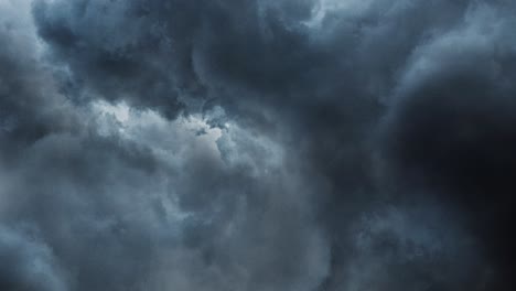 tormenta en espesas nubes cumulonimbus en el cielo