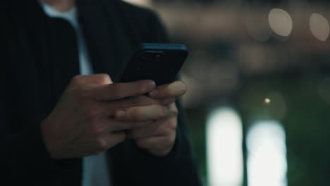 persona que utiliza un teléfono inteligente por la noche