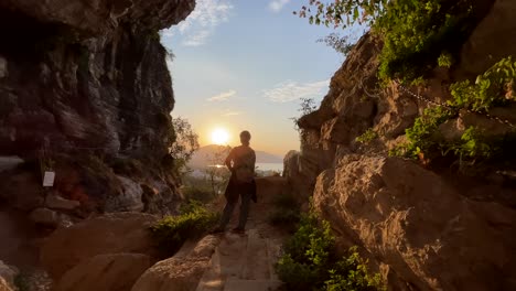 Mädchen-Bewundert-Die-Schönheit-Der-Bus-Del-Quai-Höhle-In-Der-Nähe-Des-Iseosees-Bei-Sonnenuntergang,-Brescia-_-Dolly-In