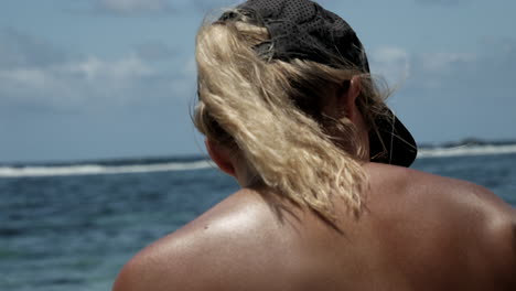 Nahaufnahme-Des-Kopfes-Einer-Schönen-Blonden-Frau-Am-Strand-An-Einem-Sonnigen-Tag-Von-Hinten