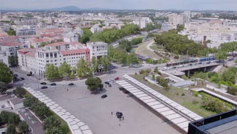 coche de recién casados llegando al ayuntamiento de port marianne en montpellier