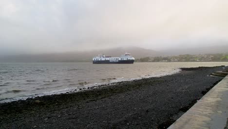 Carguero-Marítimo-Que-Llega-A-Warrenpoint-Co-En-Carlingford-Lough-Fog,-Irlanda-Del-Norte