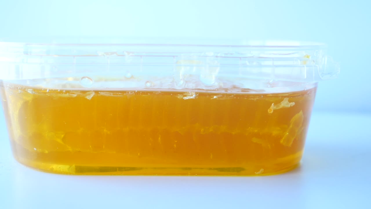 Favo in un contenitore di plastica