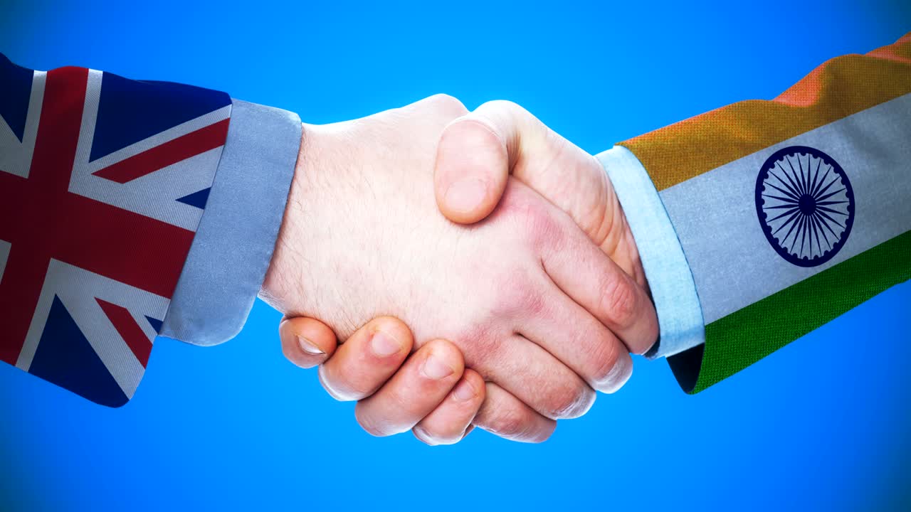 Regno Unito - India / Animazione concettuale di stretta di mano su paesi e politica / Con canale matte