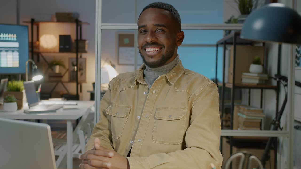 empresario afroamericano en el cargo