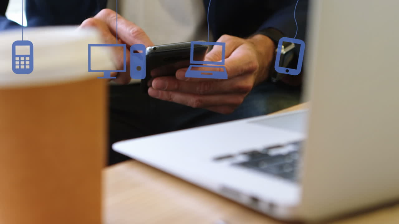 animación de iconos de los medios sobre un empresario caucásico que usa un teléfono inteligente
