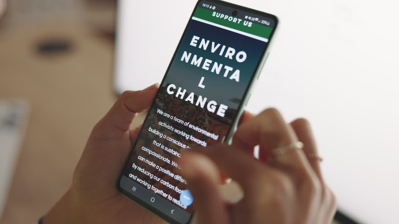 mujer usando un teléfono inteligente con interfaz de aplicación ambiental