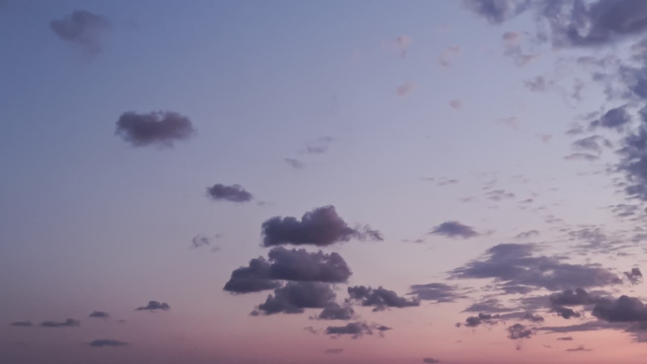 해가 지면 다채로운 하늘과 구름과 바다