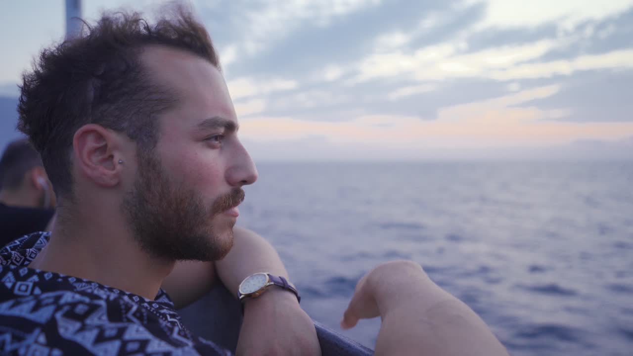 el hombre mirando al mar.