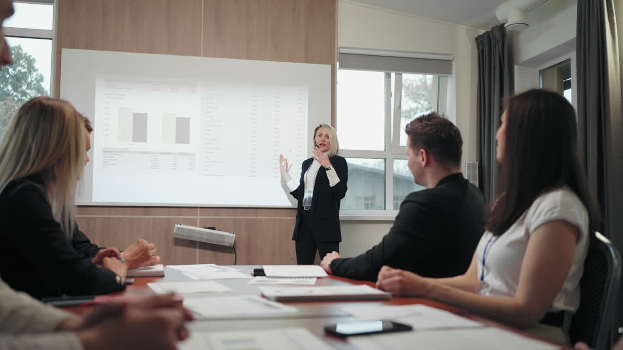 el jefe del departamento financiero está presentando un informe con indicadores de éxito de la empresa