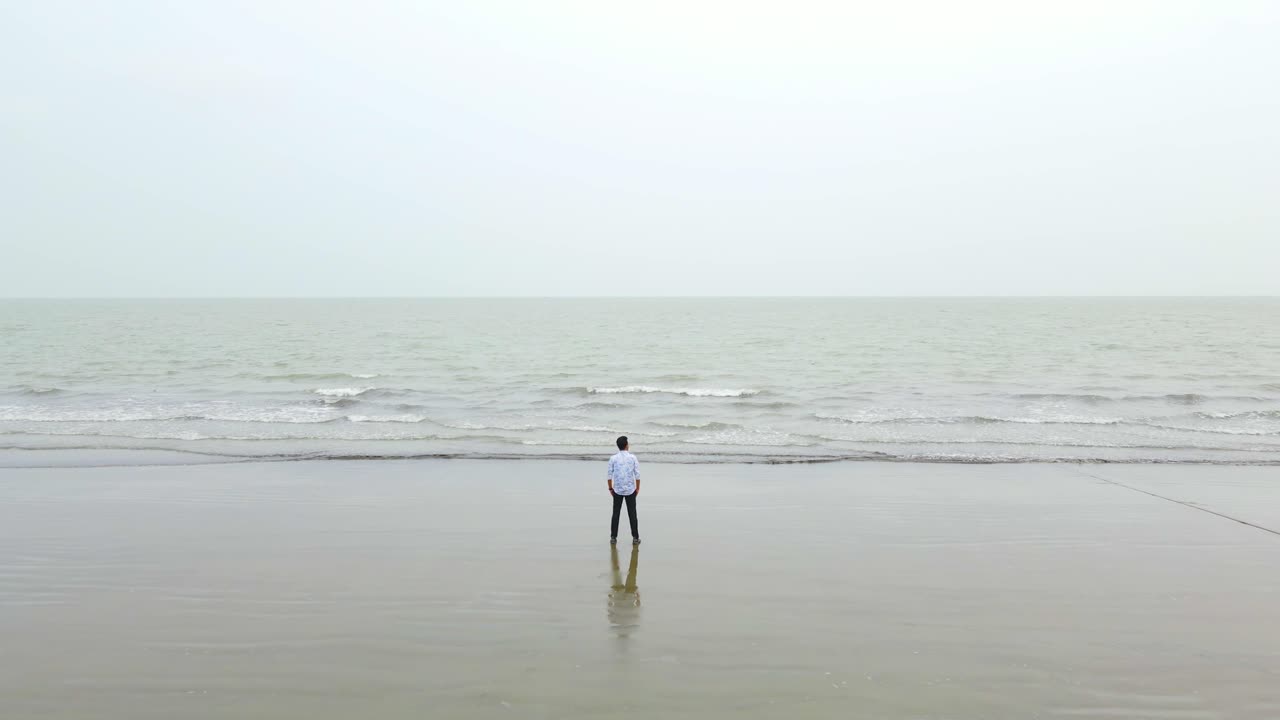 외로운 남자가 바다 풍경의 광활한 전경을 바라보며  ⁇ 상합니다.