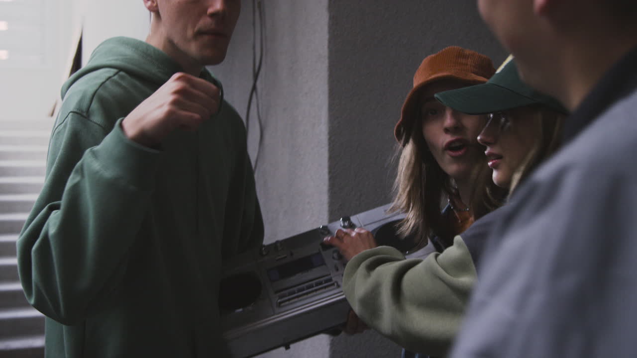 친구 들 이 실내 에서 즐거운 시간 을 보내고 있다