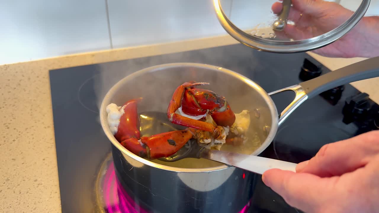 langosta siendo cocinada en una estufa
