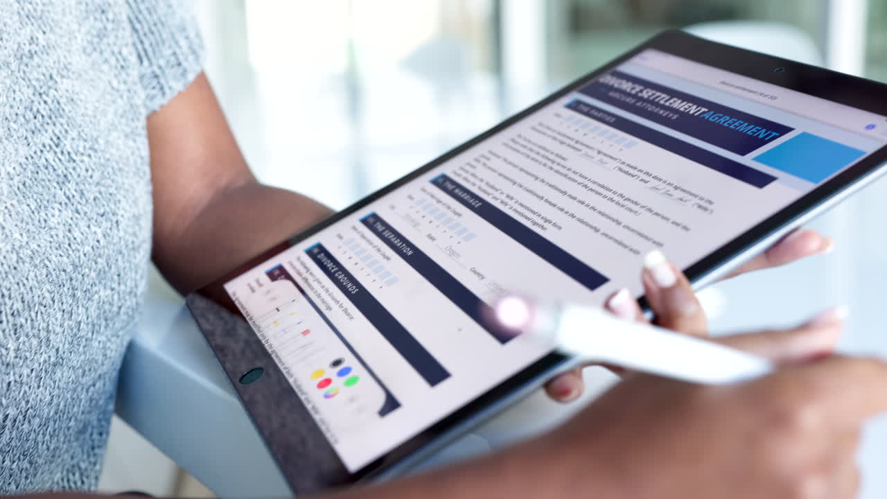 divorcio, tableta y chica con acuerdo digital