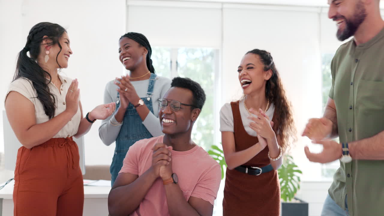 goles, aplausos o feliz hombre negro con el éxito