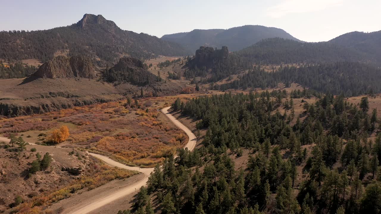 video aéreo 4k de las montañas rocosas