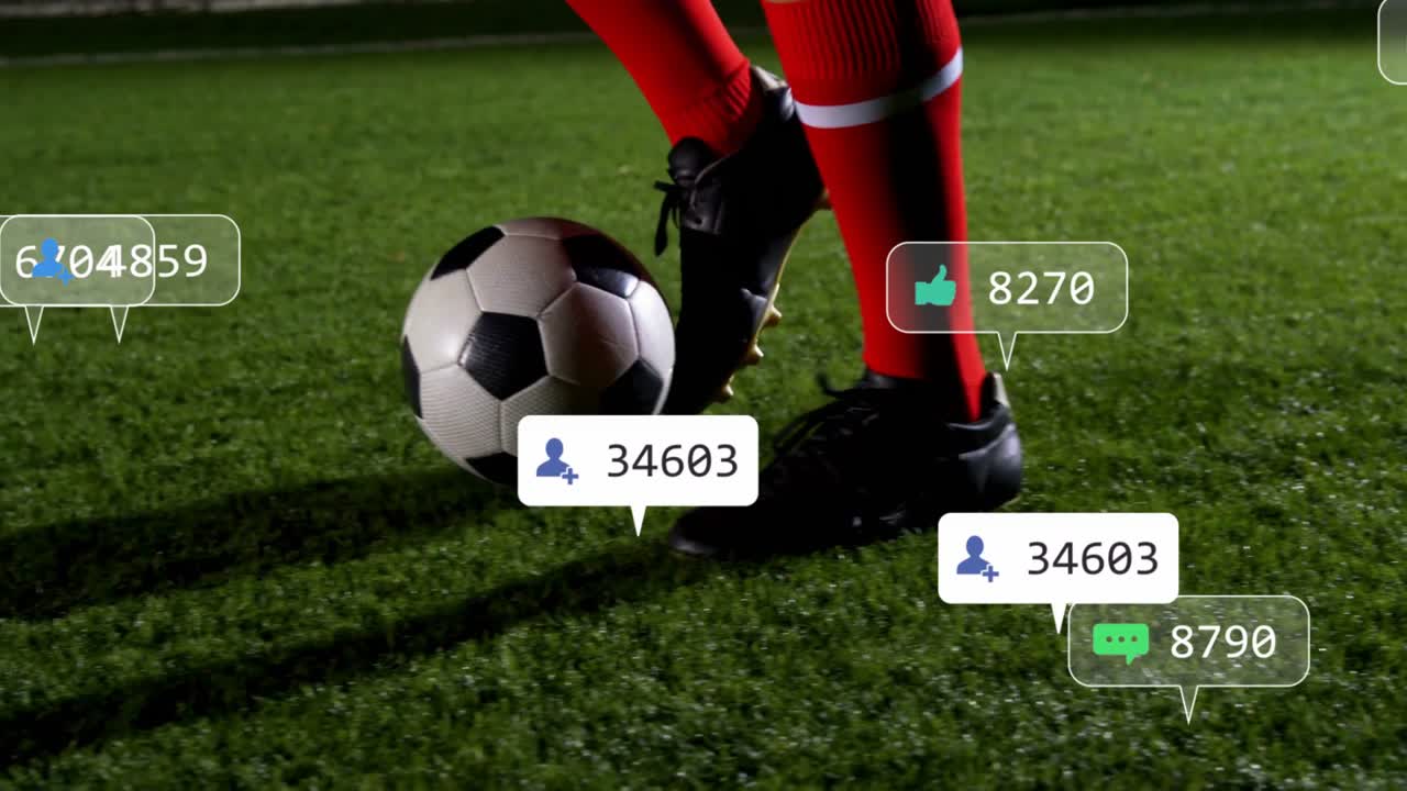 Jogador de futebol movendo e levantando o pé no gramado noturno, chutando a bola enquanto distintivos e pontuações sobem.