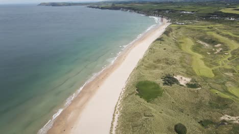 Club-De-Golf-Royal-Portrush-Con-Vistas-A-La-Hermosa-Playa-Portrush-Whiterocks-Junto-A-La-Costa-De-La-Calzada-En-El-Condado-De-Antrim,-Irlanda-Del-Norte