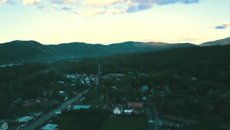 Vista-Aérea-De-La-Ciudad-Turística-En-Las-Montañas-Al-Atardecer