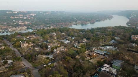 Häuser-Am-Lake-Austin-Und-In-Der-Vorstadtgegend-In-Tarrytown,-Austin,-Texas.-Die-Luftaufnahme-Neigt-Sich-Bei-Sonnenaufgang-In-4K