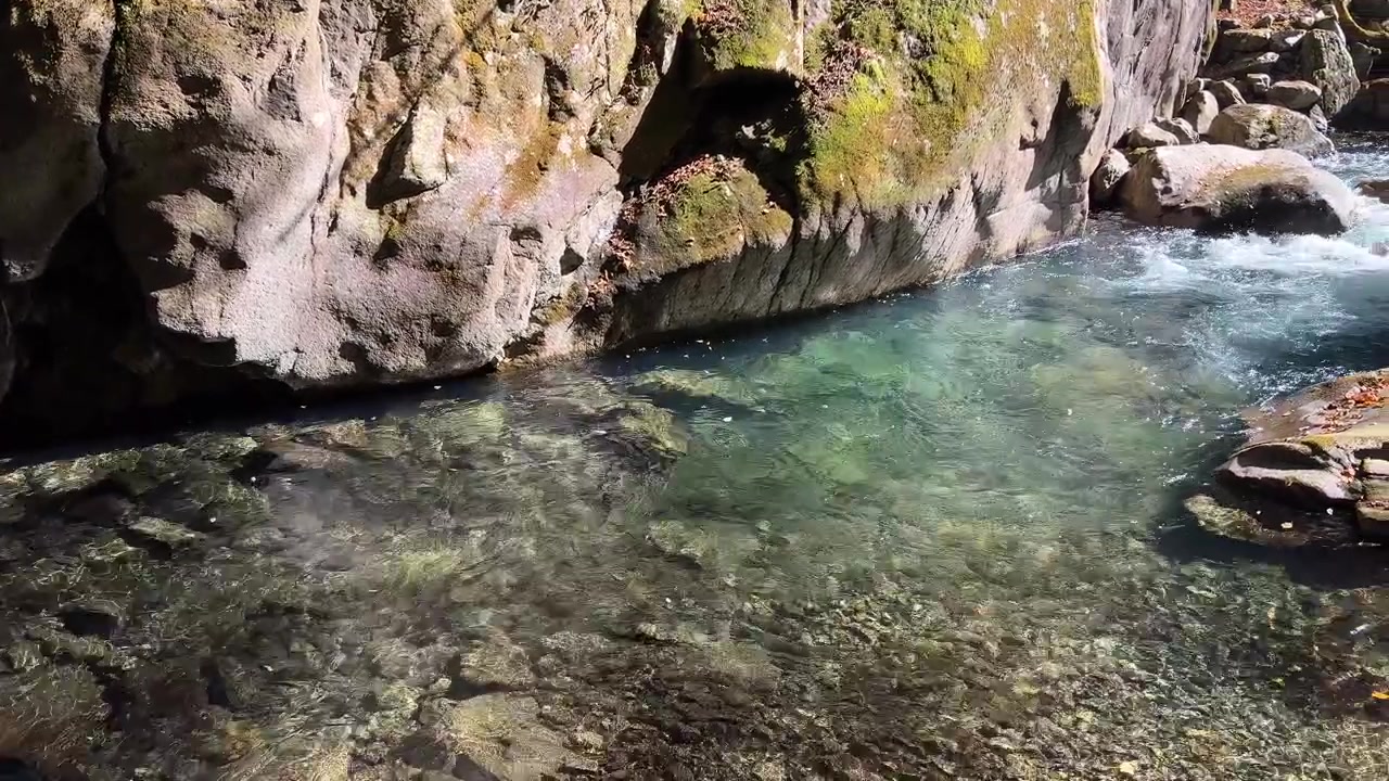 Acque cristalline che scorrono attraverso una gola rocciosa selvaggia