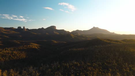 Imágenes-Aéreas-Cinematográficas-De-4k-Sobre-El-Gran-Rango-Divisorio-De-Australia-En-Nsw-Al-Atardecer