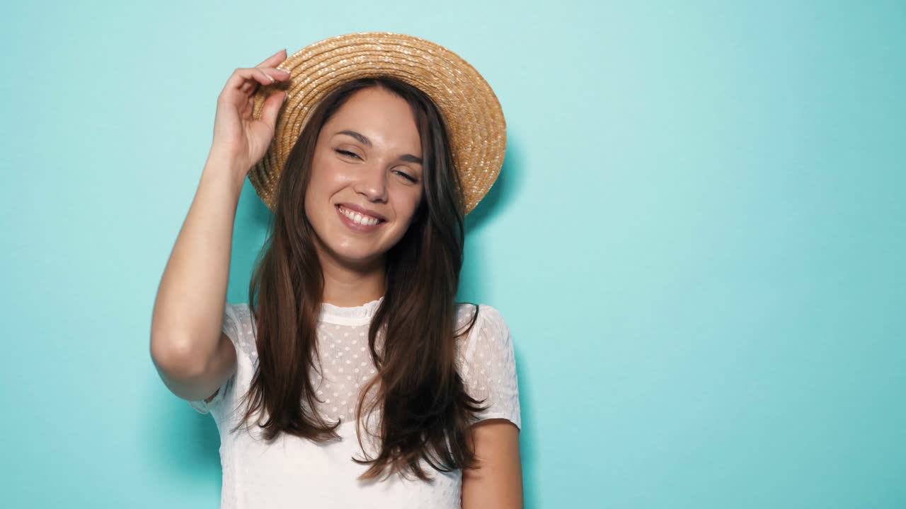 mujer sonriente con sombrero de paja