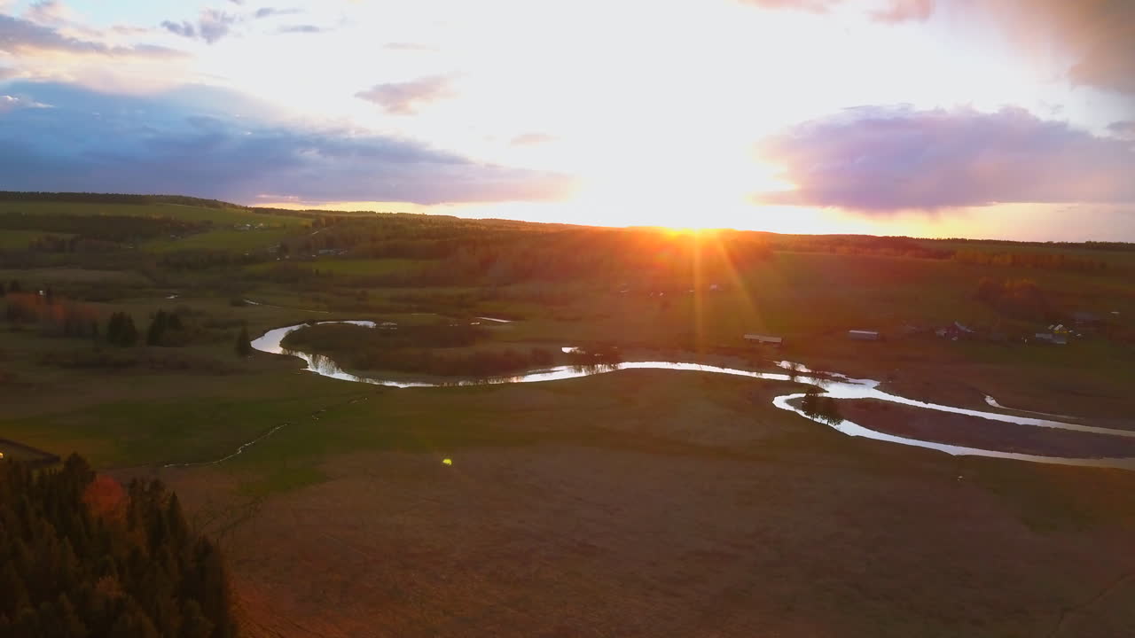 휘어지는 강 계곡 위에 해가 지는 것