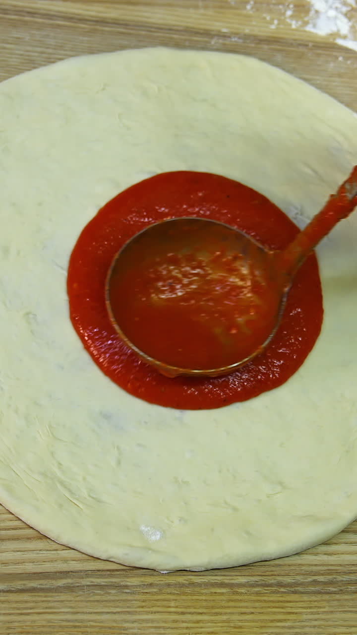 토마토 소스 로 피자를 준비 하는 것