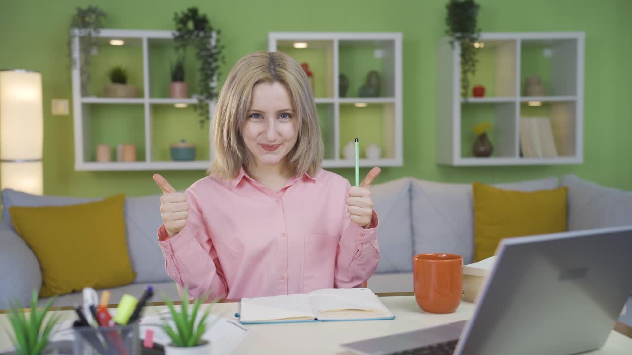 студентка университета, которая учится. счастлива и довольна.