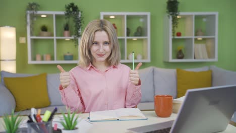 una estudiante universitaria que estudia, feliz y satisfecha.