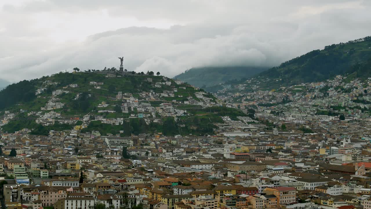 quito, ecuador paisaje urbano, con la colina de el panecillo