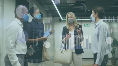 animación del procesamiento de datos financieros sobre diversas personas de negocios con máscaras faciales en la oficina