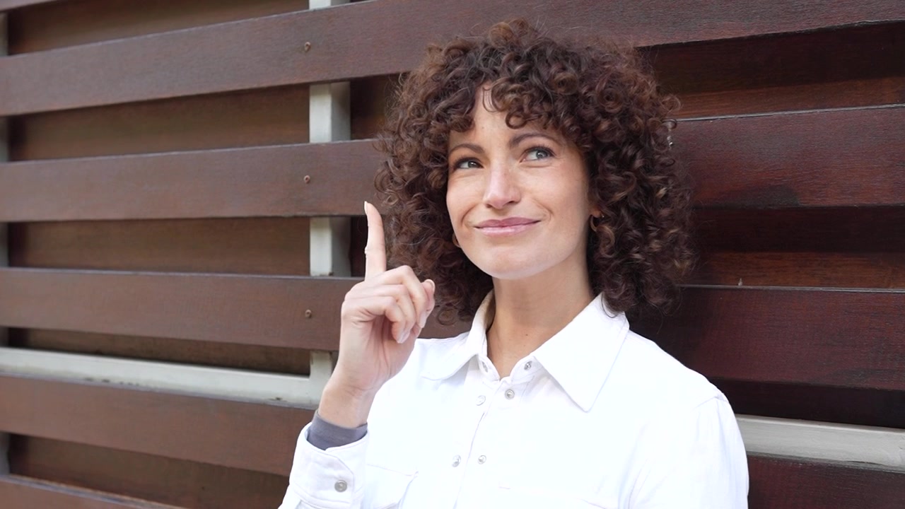 Um belo retrato apresentando uma mulher confiante com cabelo cacheado radiante e elegância graciosa